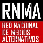 Logo con fondo mitad superior negra y mitad inferior roja. Texto que dice: "RNMA Red Nacional de Medios Alternativos"